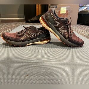Women’s Asics GT-2000 running shoe - size 8